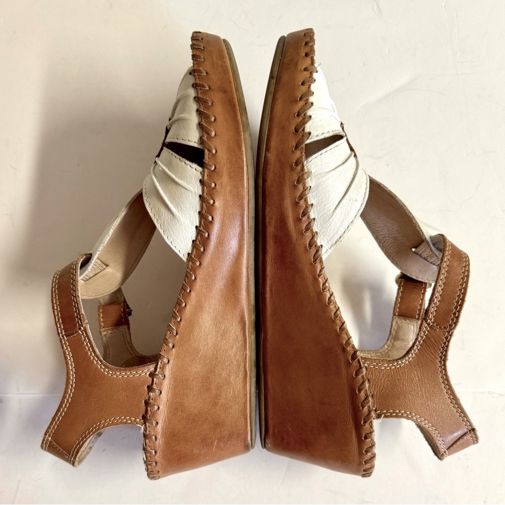 Pikolonos leather wedge sandal in tan and creak.Made in Spain.Size 39